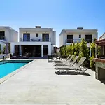 With Swimming Pool * Πευκοχώρι