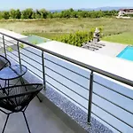 With Swimming Pool Βίλα