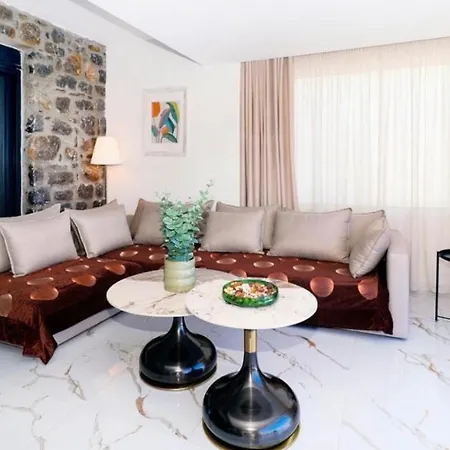 Villa With Swimming Pool *