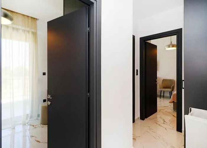 Villa With Swimming Pool *