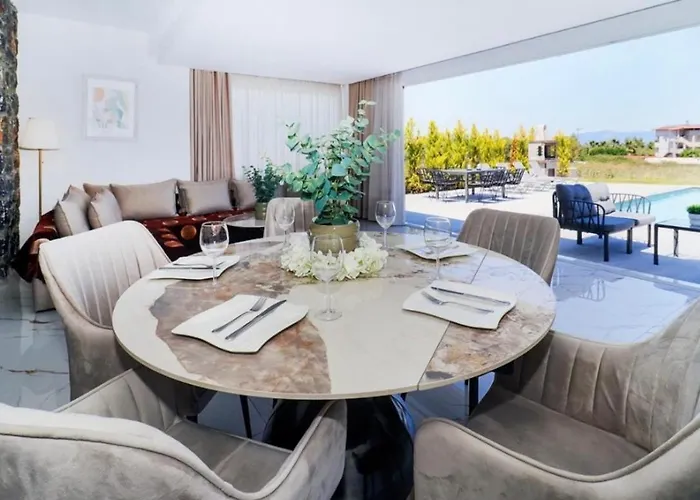 Villa With Swimming Pool *