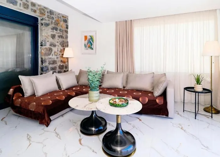 Villa With Swimming Pool *